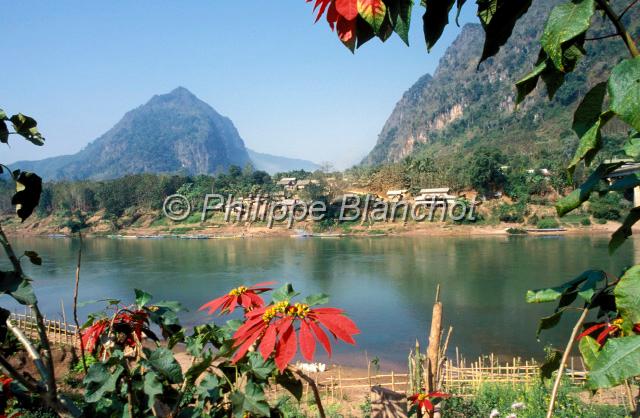 laos 14.jpg - Village de Nong Khiaw au bord de la riviËre Nam OuNord Laos